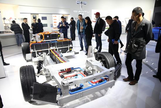 10月19日，觀眾在中國國際節(jié)能與新能源汽車展上參觀新款跑車的液冷電池。 新華社發(fā)（陳曉根 攝）