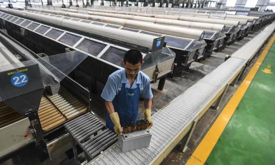6月22日，河北奧冠電源有限責任公司工人在動力電池生產(chǎn)線上操作。 新華社記者 李曉果 攝