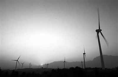 江西廬山五老峰下九江市廬山區(qū)海會鎮(zhèn)長嶺風電機組正在上網發(fā)電。