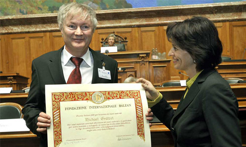 染料敏化太陽能電池之父獲愛因斯坦世界科學(xué)獎