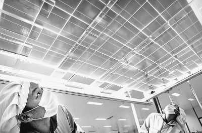 江蘇一家能源公司的工人在檢查出口太陽能光伏電池組件。 　　CFP供圖