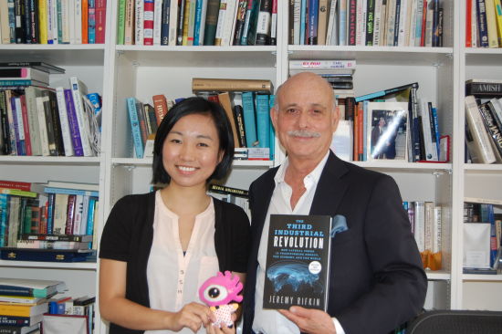 《第三次工業(yè)革命》作者杰里米-里夫金與筆者合影。(圖片來源：新浪財(cái)經(jīng))