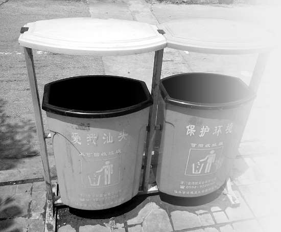 廢舊電池對(duì)環(huán)境和人體的危害遠(yuǎn)遠(yuǎn)超過我們的想象，隨意丟棄電池，不僅污染環(huán)境、危害人體健康，而且浪費(fèi)資源。