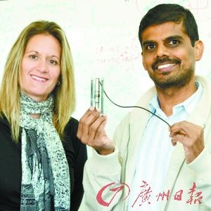 澳大利亞莫道克大學(xué)的研究者正在展示新型鈉離子電池。