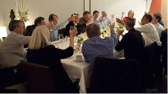 圖示：奧巴馬與硅谷大佬們共進晚餐，喬布斯左邊的藍襯衫是韋斯特里 圖片來源：路透社