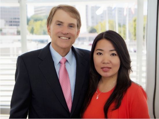 圖示： 斯蒂夫-韋斯特里與新浪財經(jīng)北美記者段皎宇 