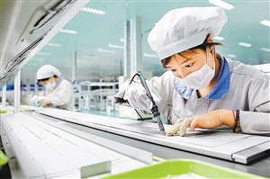 一家能源公司的工人在生產(chǎn)出口歐洲的太陽能光伏產(chǎn)品。  新華社發(fā)