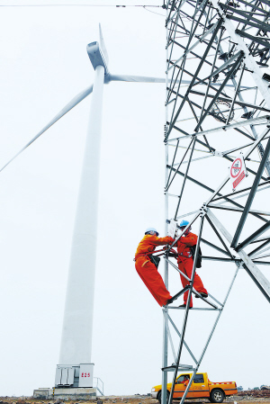 供電員工在安徽龍?jiān)达L(fēng)力發(fā)電場(chǎng)檢修輸電線路。宋衛(wèi)星 攝