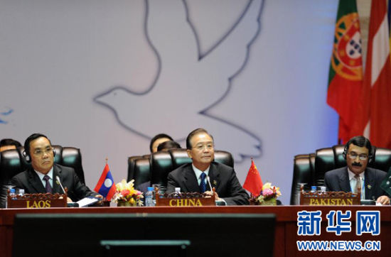  11月6日，中國國務(wù)院總理溫家寶在老撾首都萬象出席第九屆亞歐首腦會(huì)議第二次領(lǐng)導(dǎo)人會(huì)議。 新華社記者 張鐸 攝