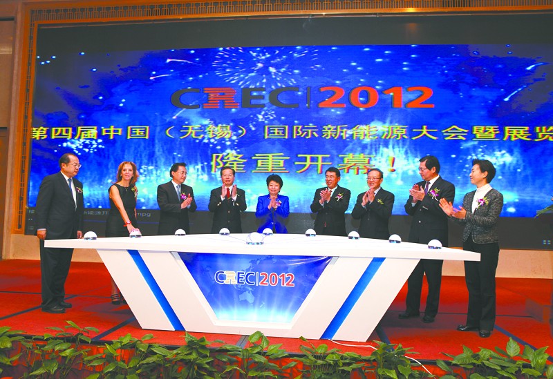 2011年以來(lái)，歐美接連揮舞“雙反”大棒，國(guó)際市場(chǎng)環(huán)境日趨惡劣，中國(guó)光伏產(chǎn)業(yè)陷入發(fā)展以來(lái)的最大困境。面對(duì)內(nèi)缺市場(chǎng)，外遭“雙反”的兩面夾擊，中國(guó)光伏全行業(yè)都在戮力探尋出路所在。