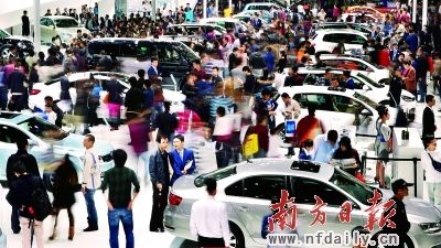 昨日，廣州車(chē)展迎來(lái)周六休息日，場(chǎng)館內(nèi)人氣爆棚。