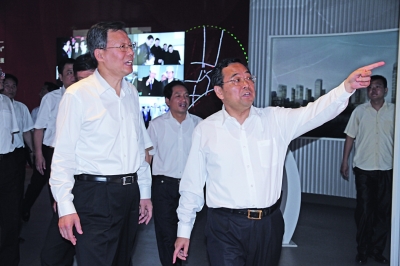 李學(xué)勇省長（左）在市委書記張雷陪同下視察園區(qū)。