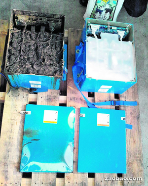 全日空出事夢(mèng)幻客機(jī)的鋰離子電池內(nèi)部已燒壞（圖左），藍(lán)色的金屬外殼也燒得凹凸不平。（法新社）
