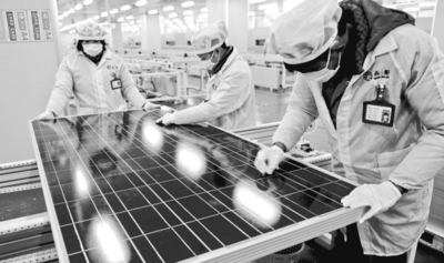 江蘇鹽城市射陽縣，江蘇吉陽新能源有限公司員工在太陽能光伏組件生產(chǎn)線緊張工作。資料圖片