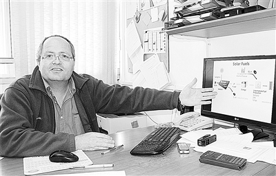 阿夫納·羅斯柴爾德教授在接受采訪。 本報(bào)記者 馮志文攝