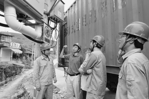 福建電科院技術(shù)人員收集移動儲能電站的運行試驗數(shù)據(jù)，進一步完善研究成果。