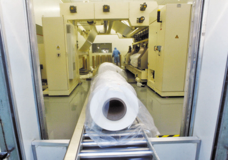 長陽科技生產(chǎn)流水線一筒一筒下線的膜。 記者 王增芳 攝
