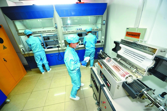 題圖：呂鵬、張梓晗帶領團隊生產(chǎn)石墨烯。