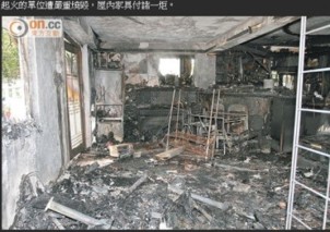 7月29日消息，香港一名男子使用三星電子GALAXY S4，他一邊充電一邊玩游戲，忽然手機爆炸，他嚇一跳，將手機丟在沙發(fā)上，沒想到手機噴火，火勢迅速蔓延，最后整個屋子都被燒毀。