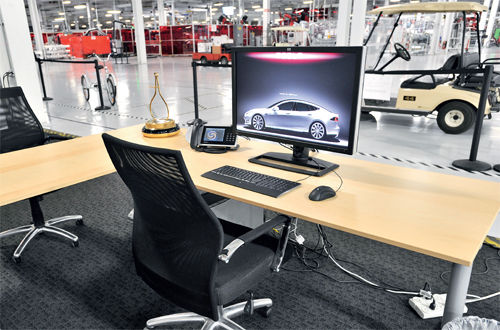 馬斯克的辦公桌上擺著Motor-Trend頒給ModelS的“2013年度汽車(chē)獎(jiǎng)”