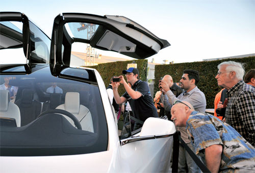 6月20日在特斯拉設(shè)計(jì)中心的展示會(huì)上賓客紛紛給Model-X拍照，這款車(chē)將在2014年上市