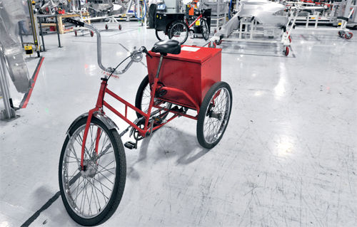 在廠(chǎng)區(qū)一角出現(xiàn)了幾輛神秘的三輪車(chē)