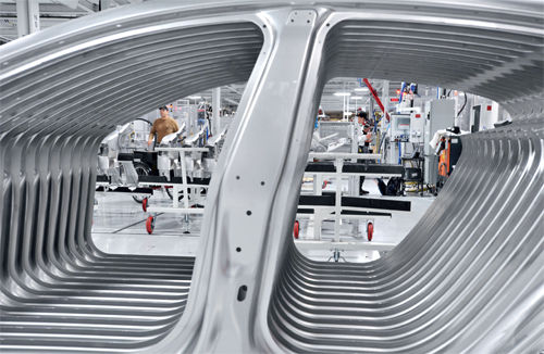 一排汽車(chē)部件疊在一起，等待被安裝