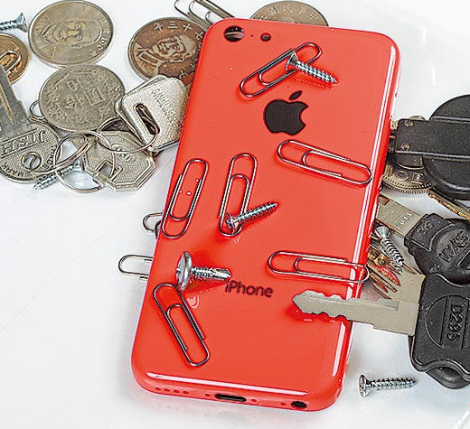 iPhone5C塑料背蓋有防刮設(shè)計，和回形針、螺絲、硬幣一起搓揉，無明顯刮痕。圖片來自臺媒