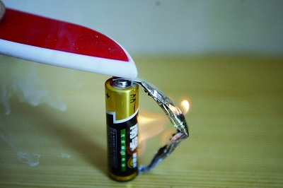 按照網(wǎng)傳方法，記者成功地讓錫紙燃燒了起來(lái)，但由于發(fā)熱量較大，記者只得用塑料工具操作