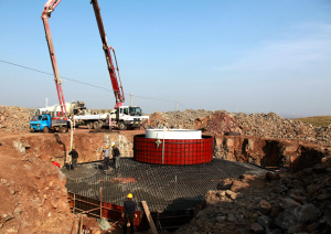 國家風(fēng)光儲輸示范電站二期張尚風(fēng)電場，工作人員正在進行風(fēng)機基礎(chǔ)鋼筋綁扎與混凝土澆筑。梁立新 攝