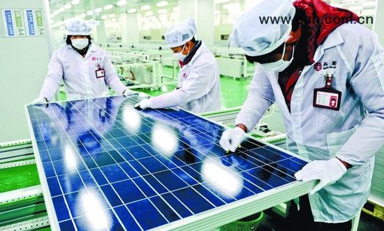 美國對華光伏產(chǎn)品實(shí)施“雙反”并未動搖中國光伏組件在美國的有利地位，對美出口仍逐步攀升，部分美國企業(yè)卻因技術(shù)落后、價格競爭力不強(qiáng)被市場淘汰